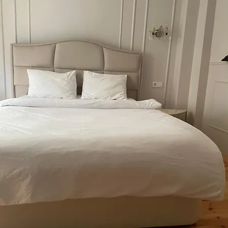 Balat Tarih Dokulu Pink 2 Apartment